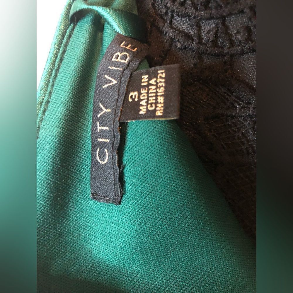 NWT CITY VIBE Women’s Green Satin with Half Lace Back Medium Length Slit - Picture 7 of 7